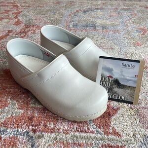 Sanita professional smooth white leather clogs. Size 41 (US 9.5-10)